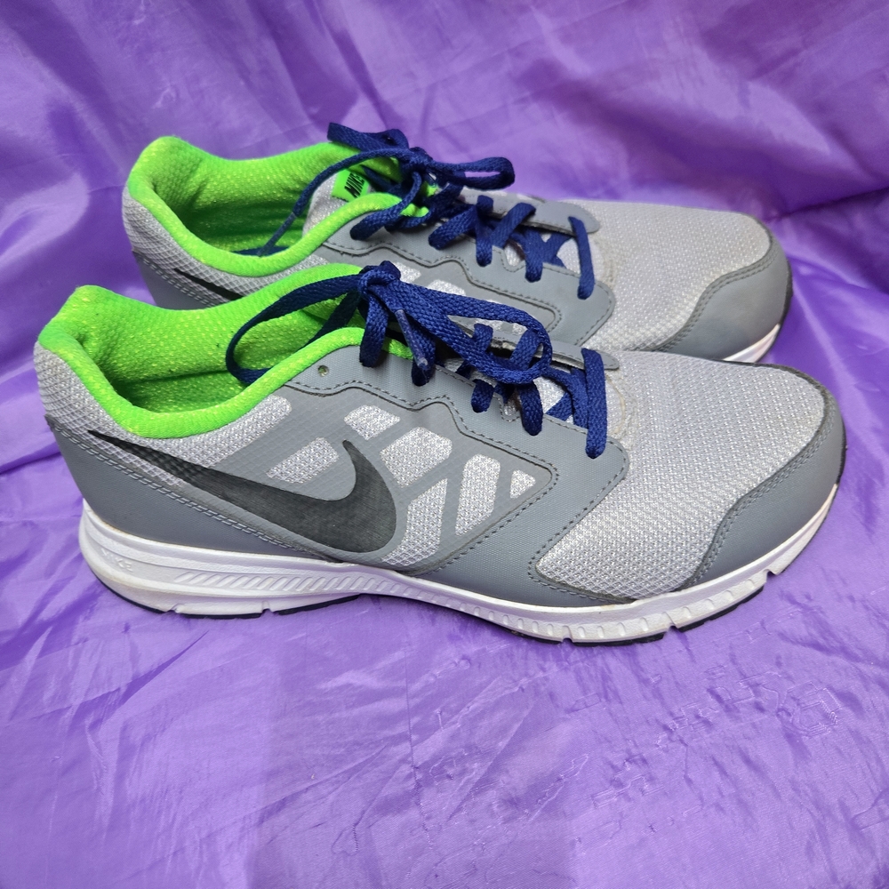 Women's Nike Gray and Green Athletic Shoes with Sporty Silhouette
